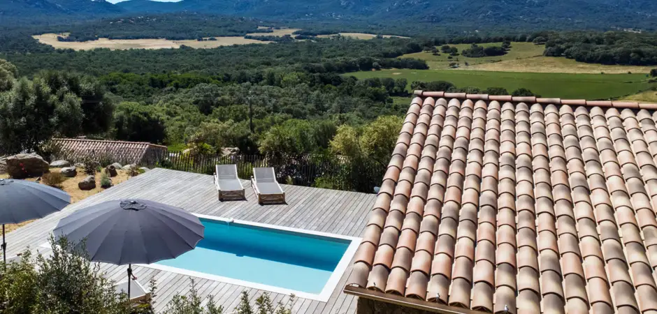 vue aérienne d'une bergerie en corse du sud à louer