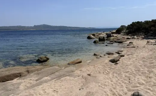 Crique rocheuse et mer calme à Figari en Corse du Sud