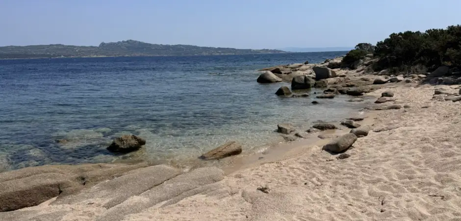 Crique rocheuse et mer calme à Figari en Corse du Sud