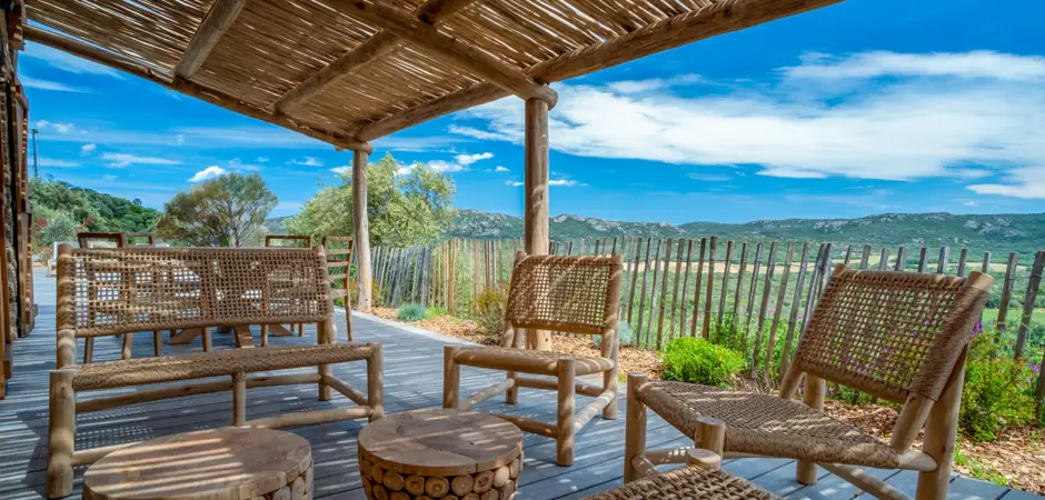 Pergola en bois flotté d'une bergerie à louer en corse du sud