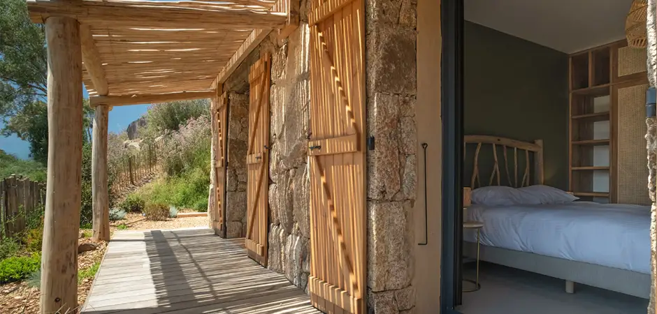 Pergola en bois flotté d'une bergerie à louer en corse du sud